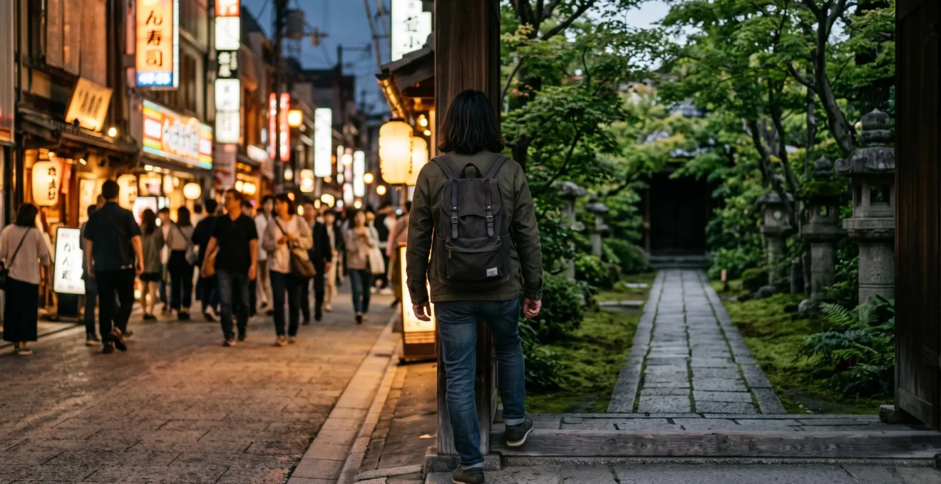 Voyageur en pleine réflexion contemplative dans un cadre japonais entre agitation urbaine et sérénité naturelle