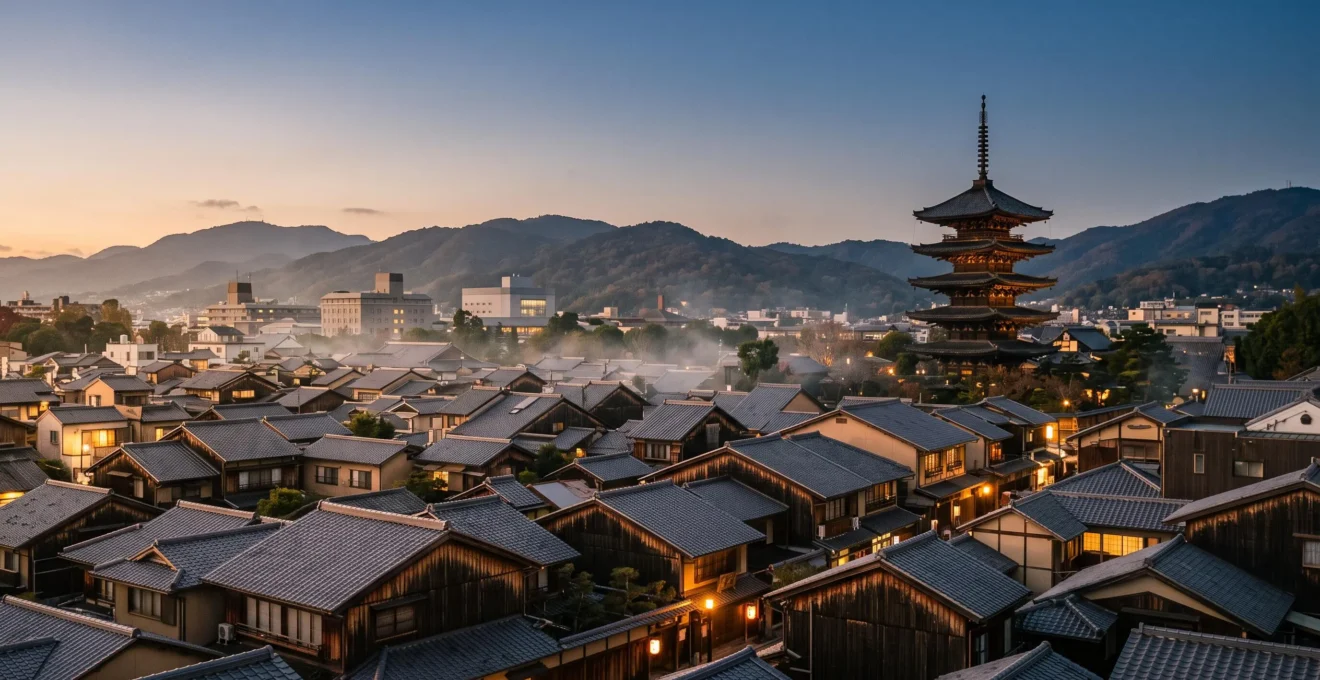 Vue panoramique de Kyoto au crépuscule montrant la coexistence entre toits de tuiles traditionnels et silhouette urbaine contemporaine