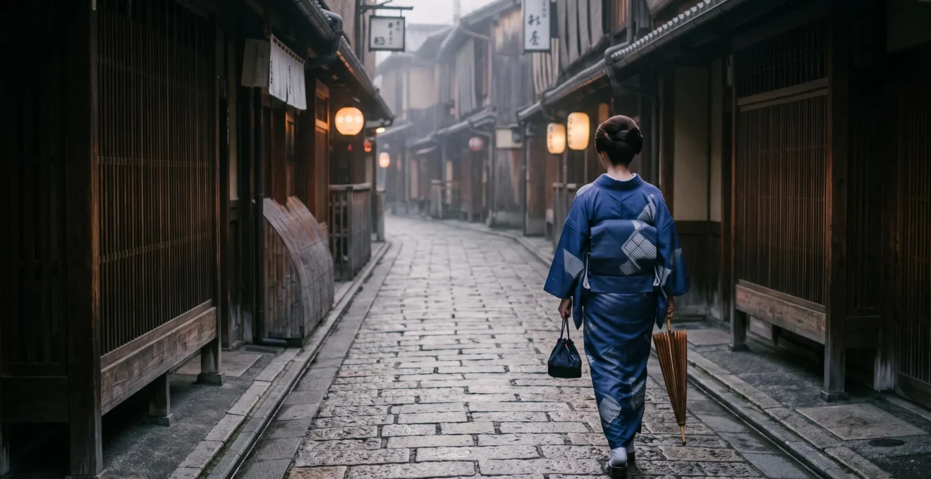Silhouette respectueuse d'une femme en kimono traditionnel s'éloignant dans une ruelle en pierre de Kyoto au crépuscule, sans contact visuel avec le spectateur