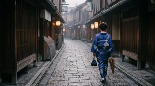 Silhouette respectueuse d'une femme en kimono traditionnel s'éloignant dans une ruelle en pierre de Kyoto au crépuscule, sans contact visuel avec le spectateur